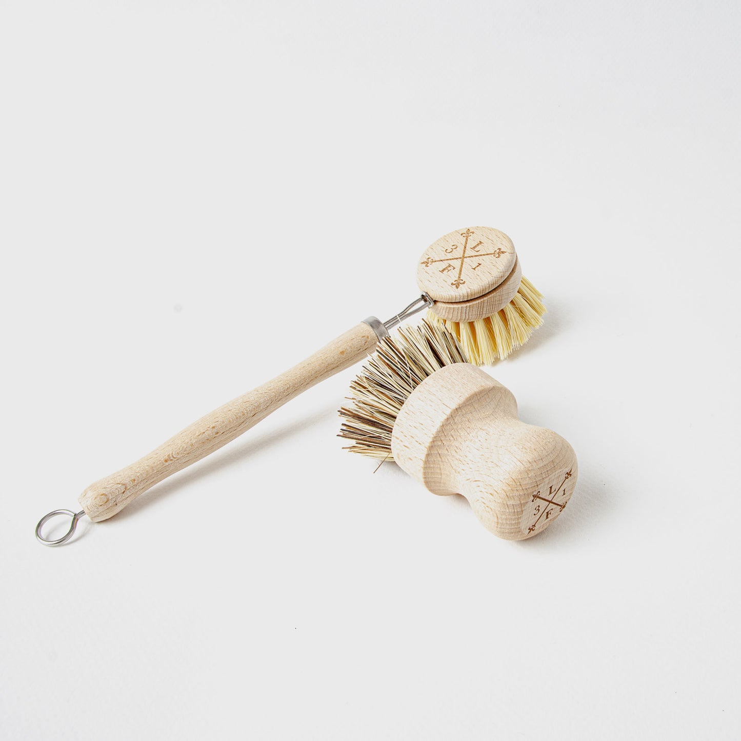 Kit duo brosse à vaisselle et casserole en bois de hêtre éco-responsable zéro déchet dans une cuisine esprit campagne chic